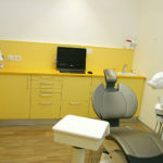 Zahnarzt Behandlungsraum gelb
