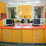 Behandlungsraum gelb orange