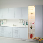 Behandlungsraum Schränke