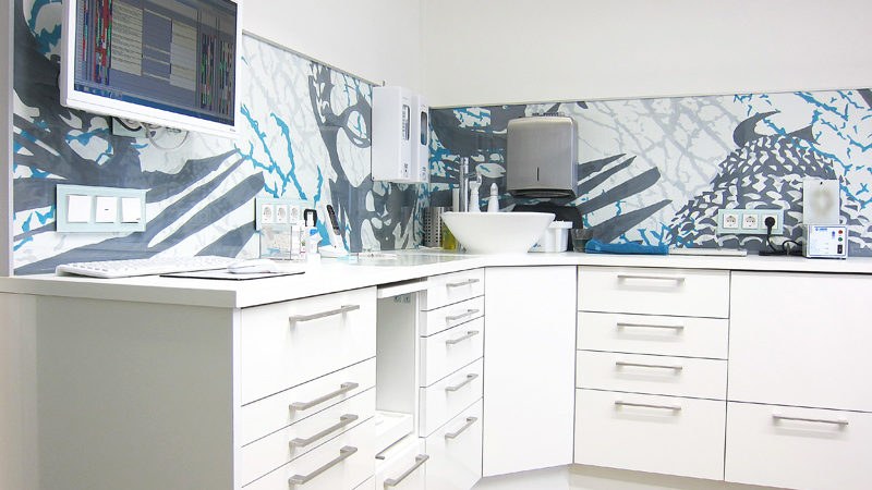 Behandlungsraum weiß blau